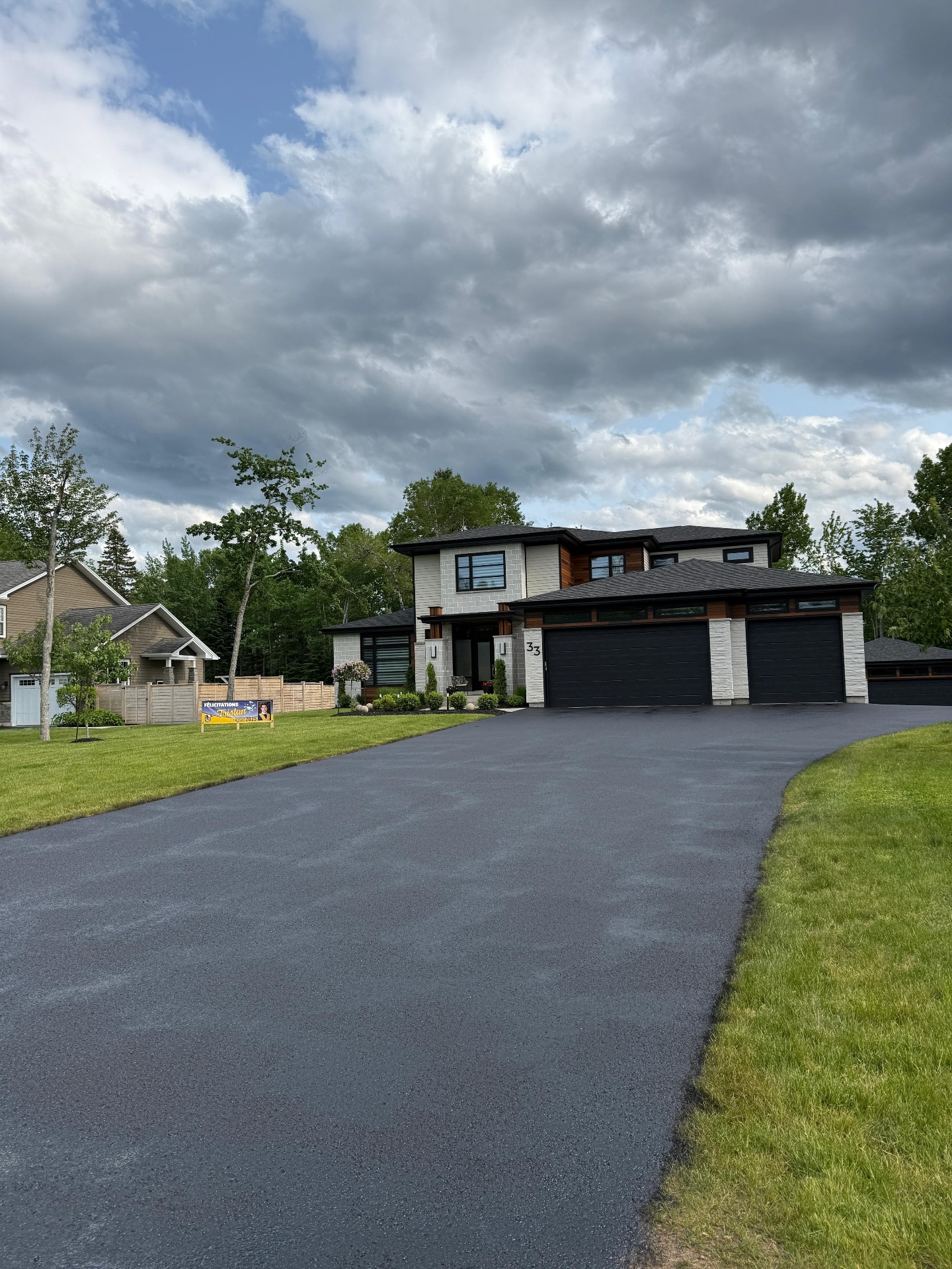 Entrée scellée par High End Driveway à Riverview — résidentiel haut de gamme triple garage