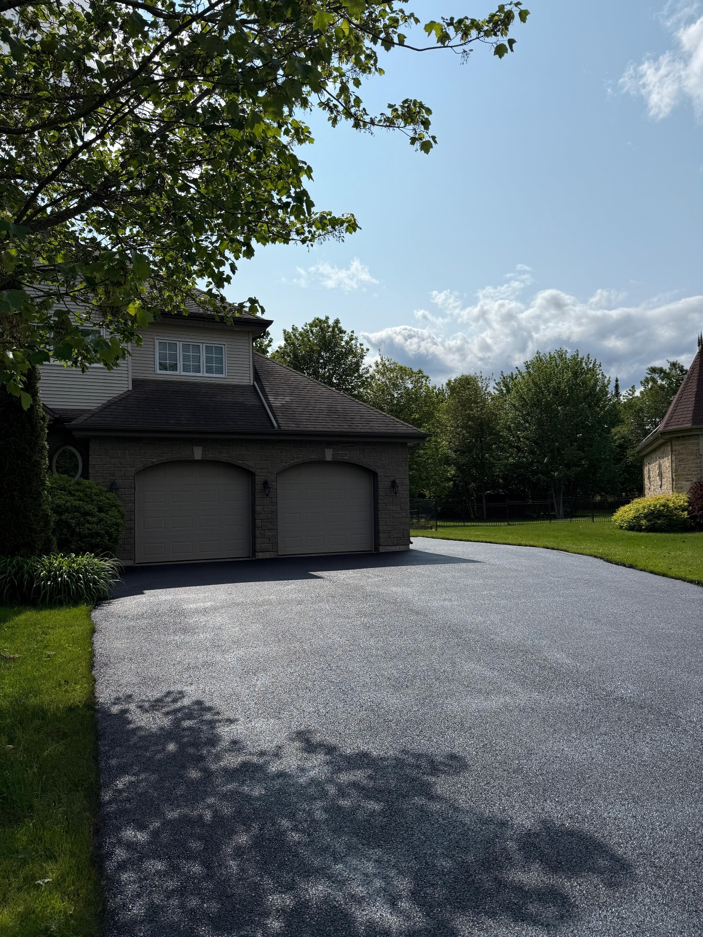 Entrée scellée par High End Driveway à Moncton — entrée résidentielle garage arqué
