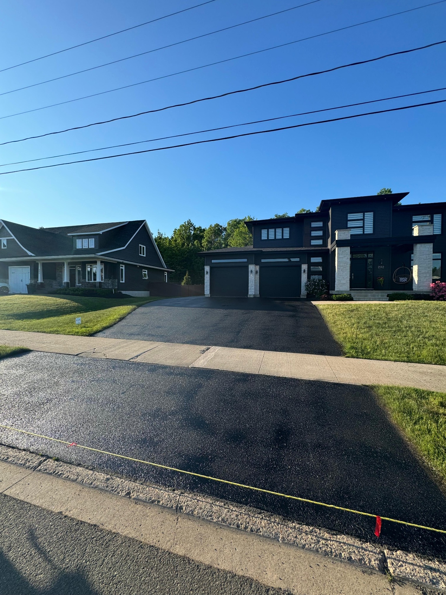Entrée scellée par High End Driveway à Moncton — maison moderne au crépuscule