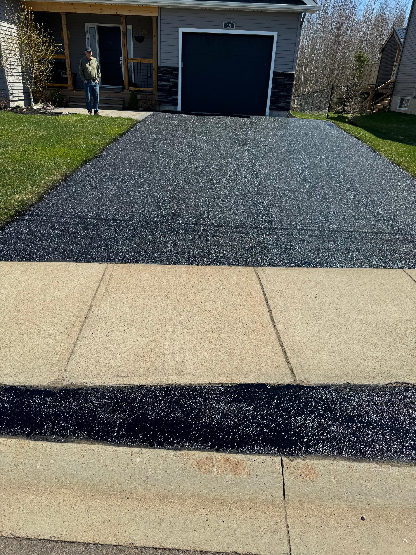 Entrée scellée par High End Driveway à Moncton — client satisfait fini au pulvérisateur
