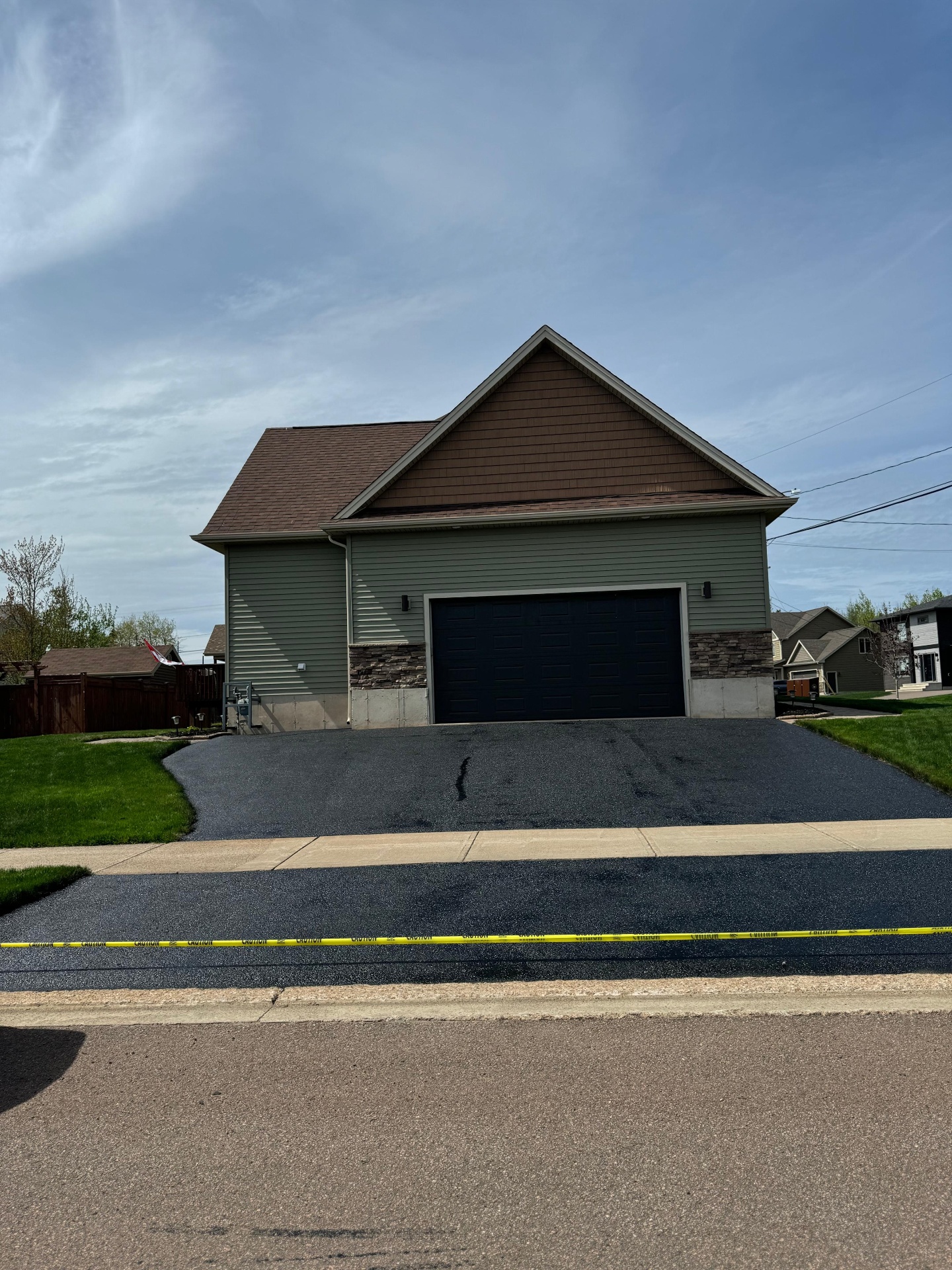 Entrée scellée par High End Driveway à Riverview — travail fraîchement terminé ruban d'avertissement